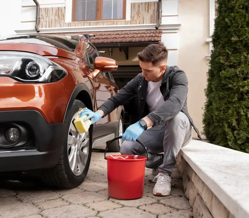 Lavage auto à domicile Saint-Hilaire-sous-Charlieu : professionnel intervenant sur un véhicule